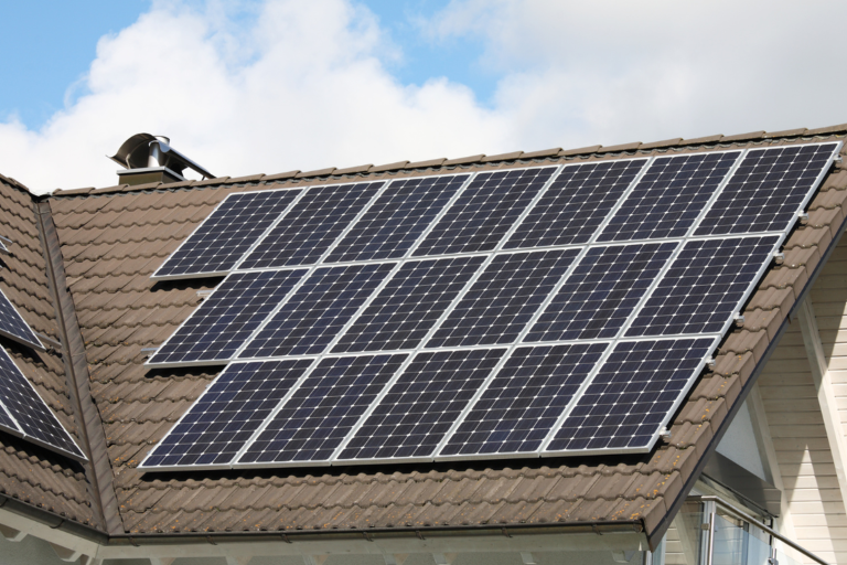 Read more about the article Gaminančių vartotojų saulės elektrinių skaičius ir galia per metus augo daugiau nei dvigubai